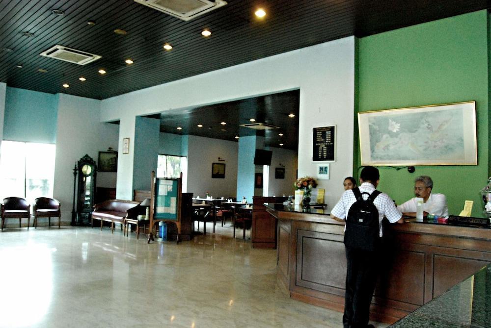Super Oyo Townhouse 1 Hotel Salemba Jakarta Exteriör bild