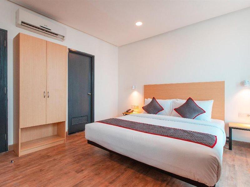 Super Oyo Townhouse 1 Hotel Salemba Jakarta Exteriör bild