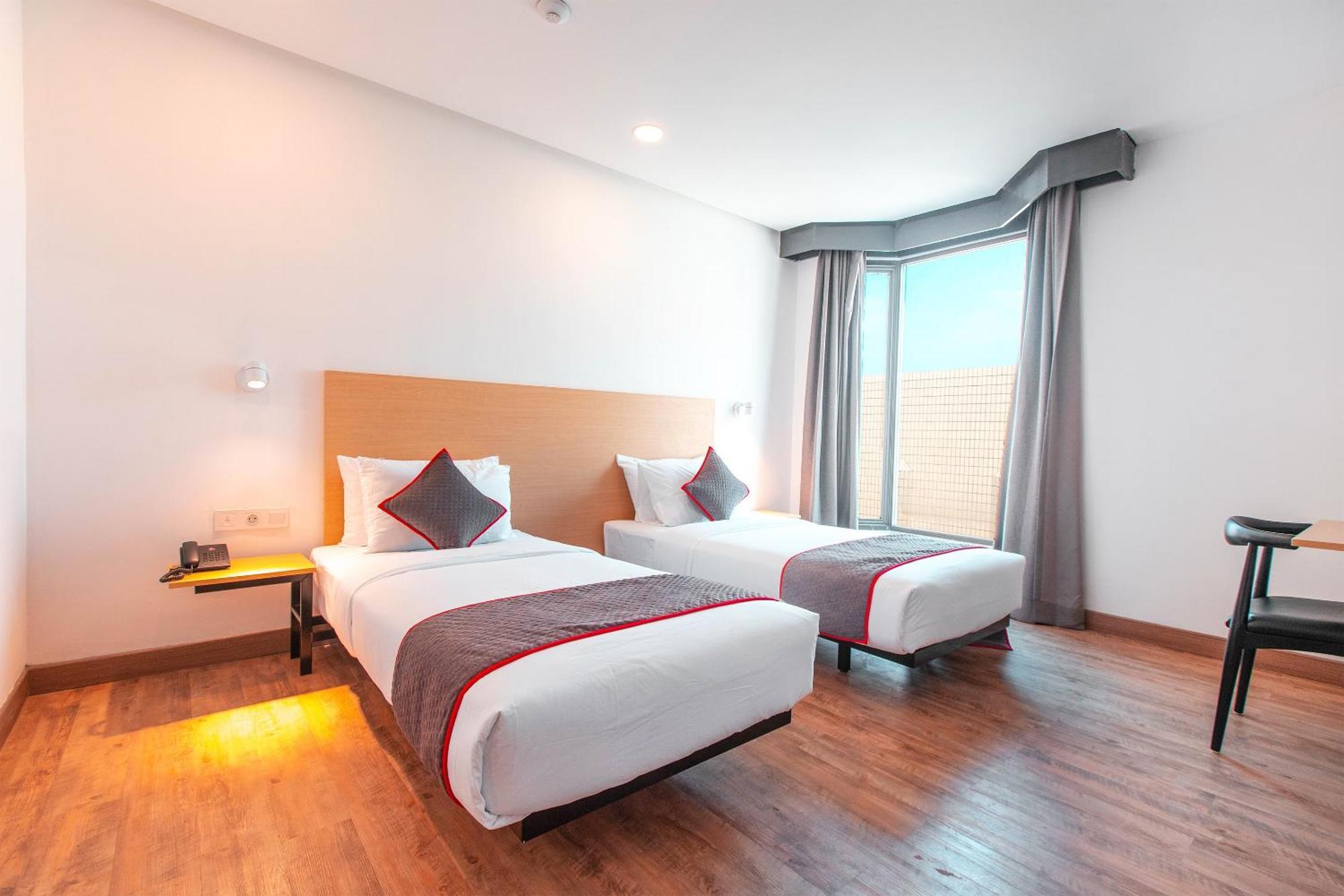 Super Oyo Townhouse 1 Hotel Salemba Jakarta Exteriör bild