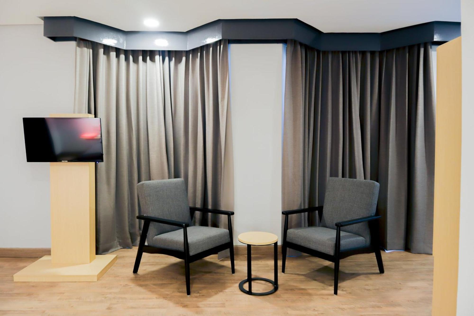 Super Oyo Townhouse 1 Hotel Salemba Jakarta Exteriör bild