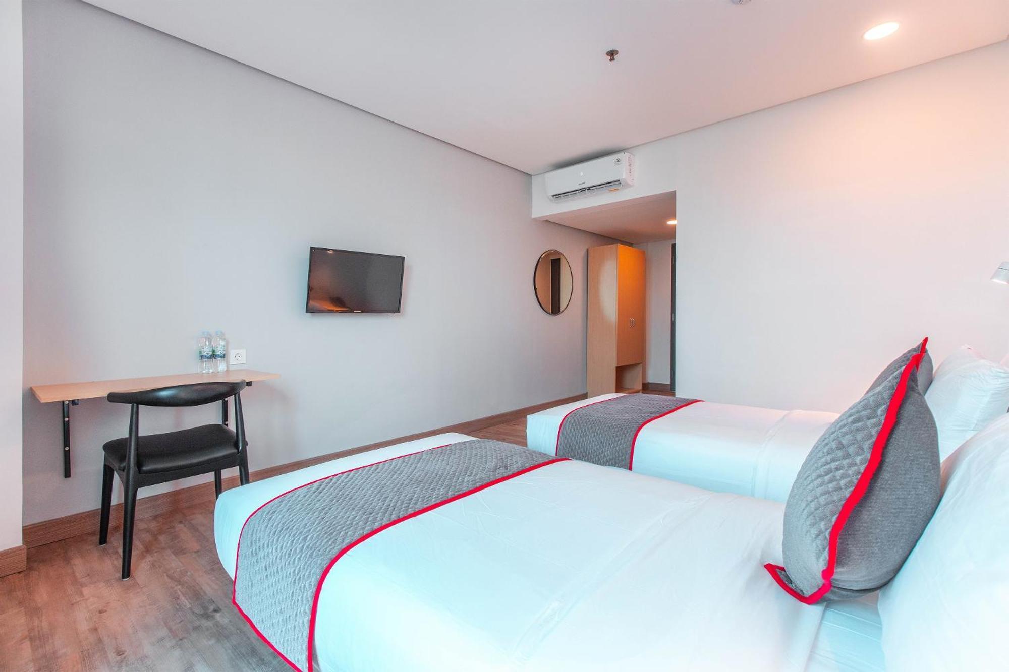 Super Oyo Townhouse 1 Hotel Salemba Jakarta Exteriör bild