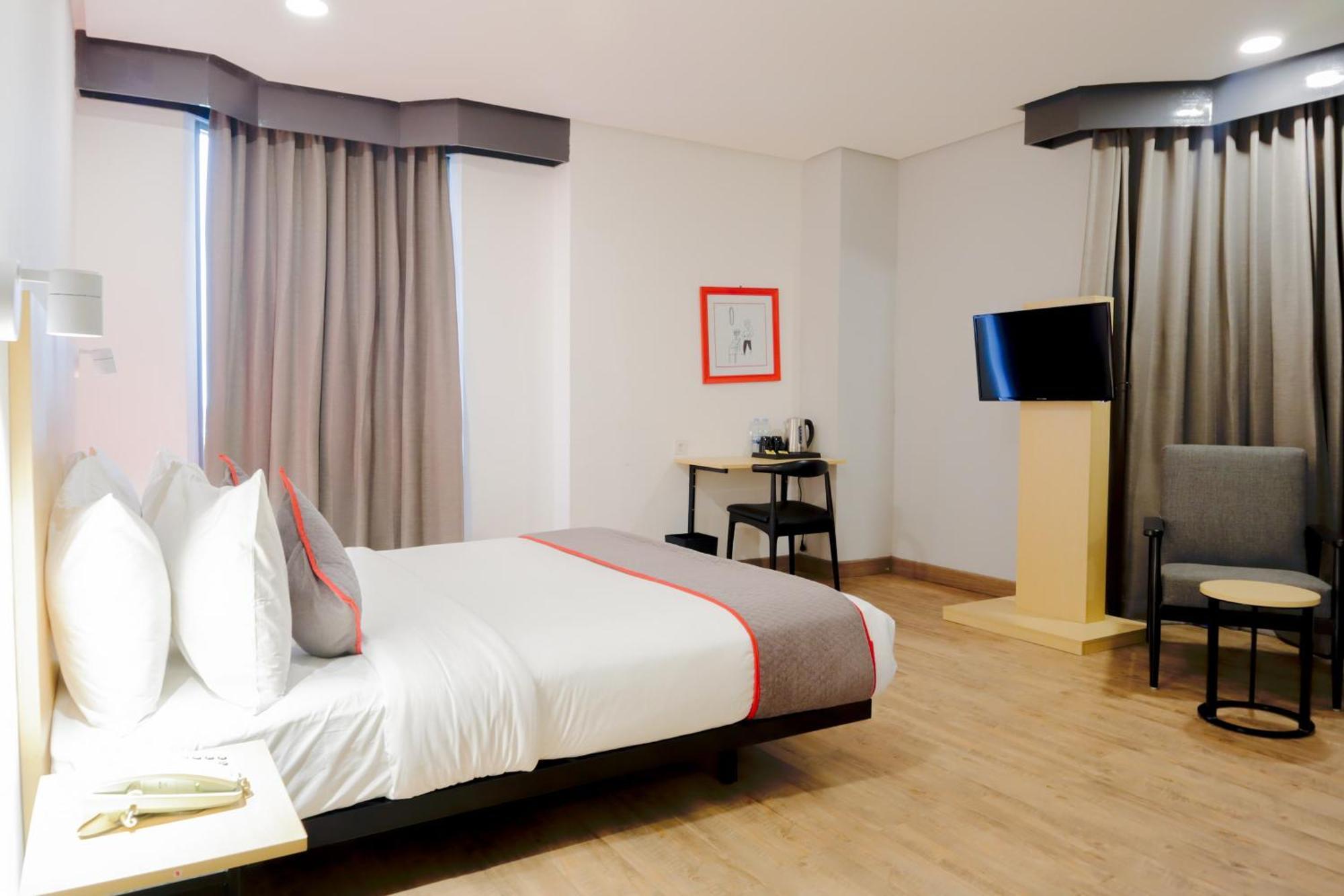 Super Oyo Townhouse 1 Hotel Salemba Jakarta Exteriör bild