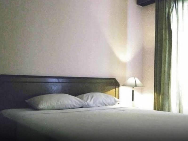 Super Oyo Townhouse 1 Hotel Salemba Jakarta Exteriör bild